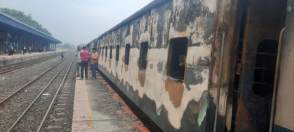 দুর্বৃত্তদের আগুনে পুড়েছে টাঙ্গাইল কমিউটার ট্রেন