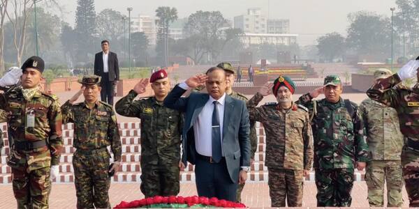 ১১টি দেশের ১৩জন, স্মৃতিসৌধে শ্রদ্ধা নিবেদন