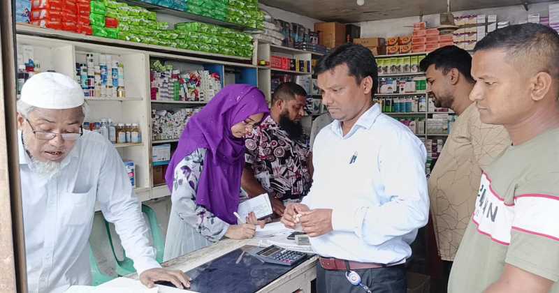 হিলিতে মেয়াদোত্তীর্ণ ওষুধ বিক্রি, দোকানিকে জরিমানা
