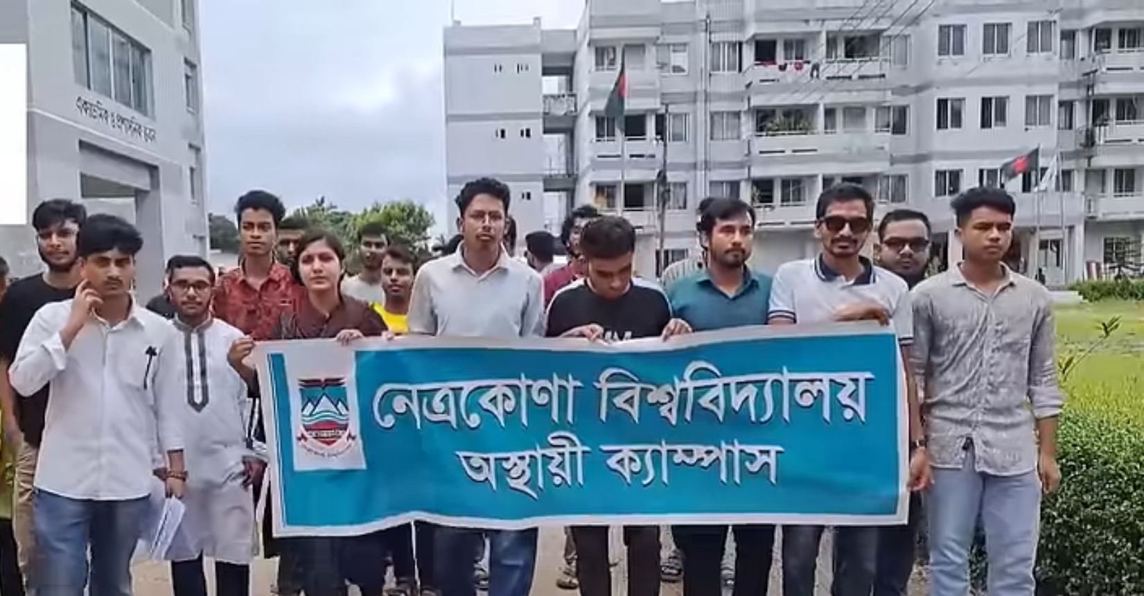 শেখ হাসিনা বিশ্ববিদ্যালয়ের নাম ফলক পরিবর্তন করলো শিক্ষার্থীরা