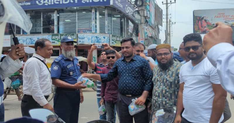 মাগুরায় স্বেচ্ছাসেবী শিক্ষার্থীদের মাঝে খাবার ও পানি বিতরণ