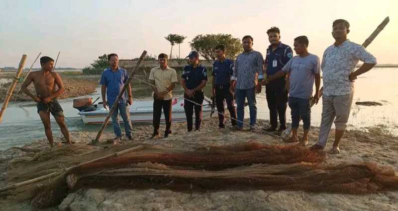 ধর্মপাশায় অবৈধ ভাবে ফসল রক্ষা বাঁধ কেটে মাছ শিকারির বিরুদ্ধে অভিযান