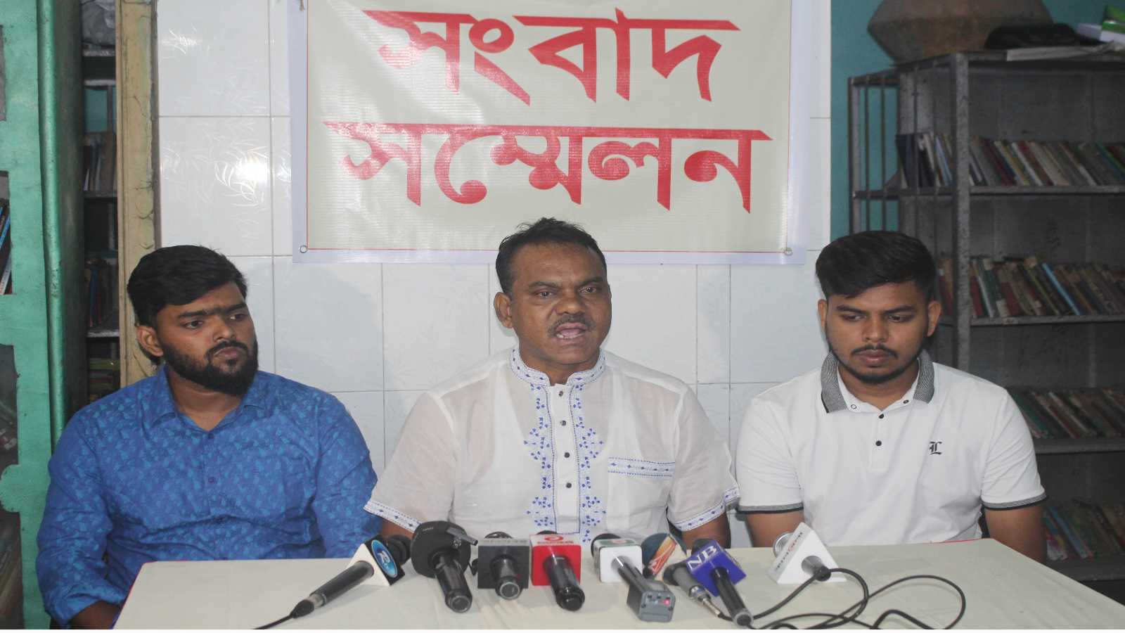 নওগাঁয় আম গাছ কেটে ফেলার প্রতিবাদে সংবাদ সম্মেলন