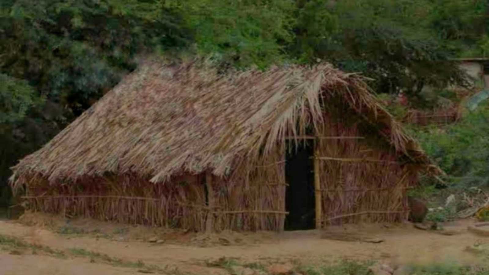 বিলুপ্তির পথে ঐতিহ্যবাহী খড় ছনের তৈরী কুঁড়ে ঘর