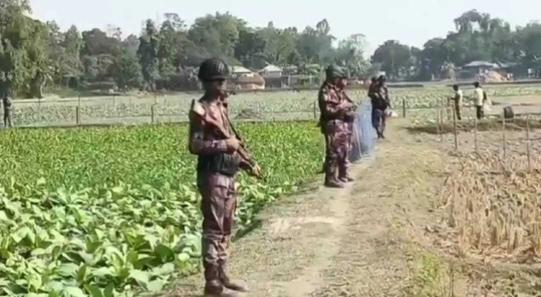 দহগ্রামে শুন্যরেখায় বেড়া দিচ্ছে বিএসএফ, সীমান্তে উত্তেজনা