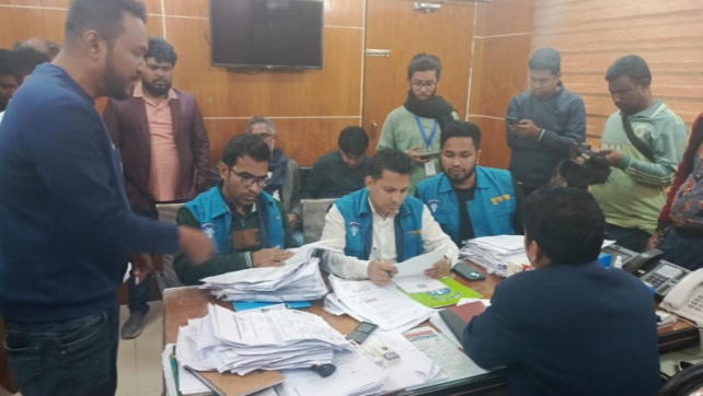 নেত্রকোনায় হারভেস্টার মেশিন বিতরণে অনিয়মের অভিযোগে দুদকের অভিযান