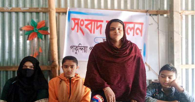 পাকুন্দিয়ায় নিরাপত্তার দাবিতে প্রবাসীর স্ত্রীর সংবাদ সম্মেলন