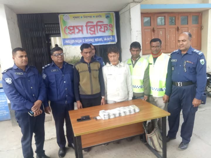 নওগাঁয় পৌনে ১৪ লাখ ভারতীয় জাল রুপি নিয়ে আ.লীগ নেতাসহ আটক ২