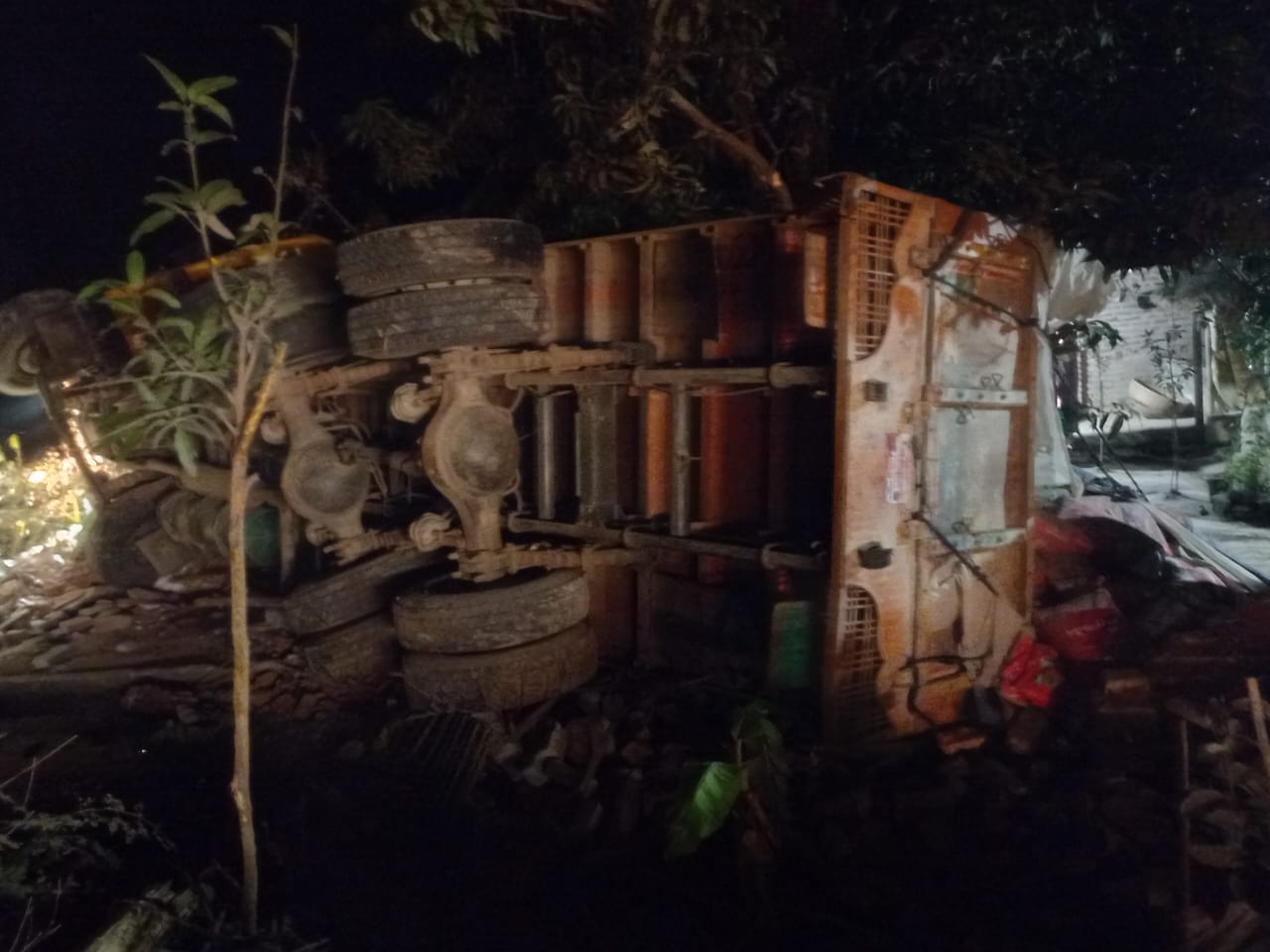 ঘোড়াঘাটে মুখোমুখি সংঘর্ষে ট্রাক উঠে গেল বসতবাড়িতে