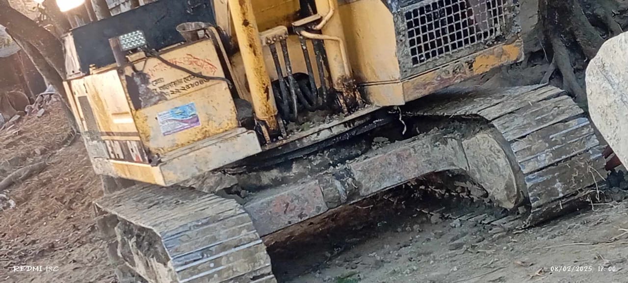 আজমিরীগঞ্জ পিরোজপুরে এক্সলেভটর দিয়ে মাটি কাটায় ভেঙে যেতে পারে মুল রাস্তা