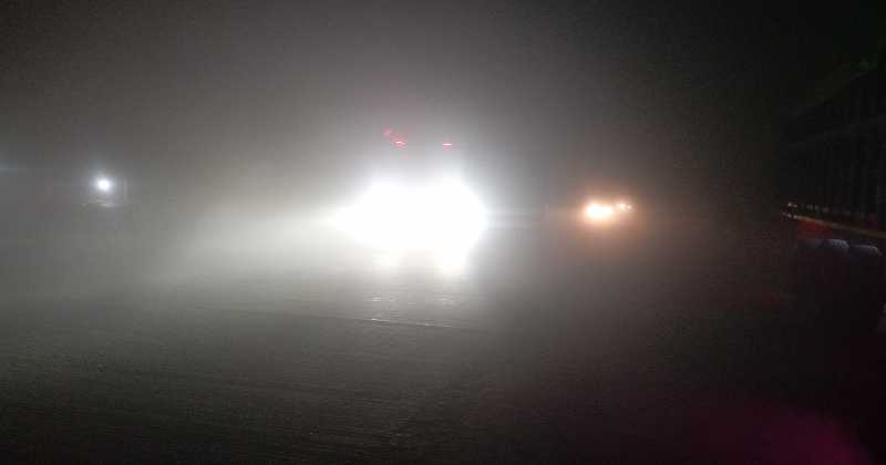 ঘন কুয়াশায় ঝুঁকি নিয়ে ঘোড়াঘাট মহাসড়কে চলছে বাস-ট্রাক