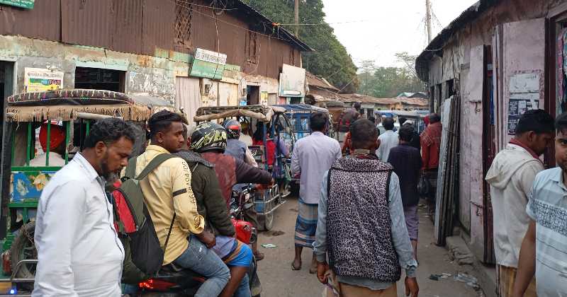 আজমিরীগঞ্জ টমটম, মিশুকের জ্যামে ছাত্র ছাত্রীদের চলাফেরায় ভোগান্তি