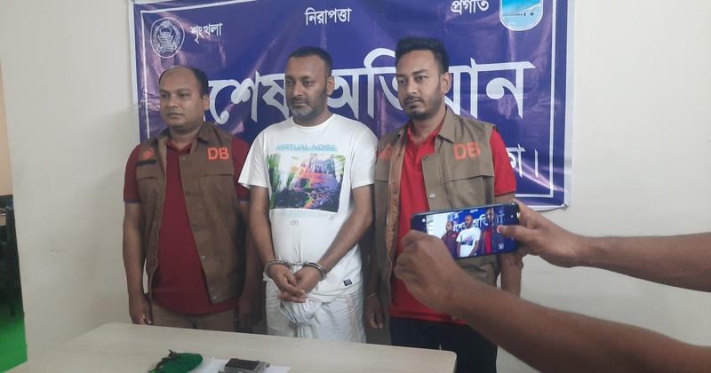 জুট ব্যবসা  দখলকে কেন্দ্র করে  বিদেশী পিস্তল দিয়ে ফাঁকা গুলি, যুবক  গ্রেফতার 