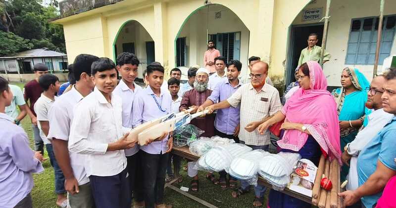 গোহাইলবাড়ী জে. এম মাধ্যমিক বিদ্যালয়ে ক্রীড়া সামগ্রী বিতরণ