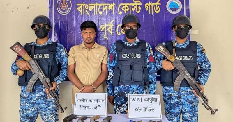 কক্সবাজার মহেশখালীতে কোস্ট গার্ডের অভিযানে আগ্নেয়াস্ত্র ও গুলিসহ আটক ১