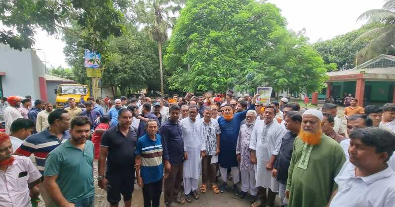 বৈরী আবহাওয়া উপেক্ষা করে বিএনপি নেতা ৩১ দফা দাবি’র লিফলেট বিতরণ ও গণসংযোগ 