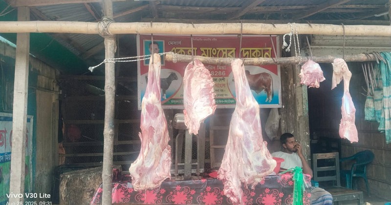 বাহুবলে ভ্রাম্যমাণ আদালতের অভিযান গরুর পঁচা মাংস জব্দ।