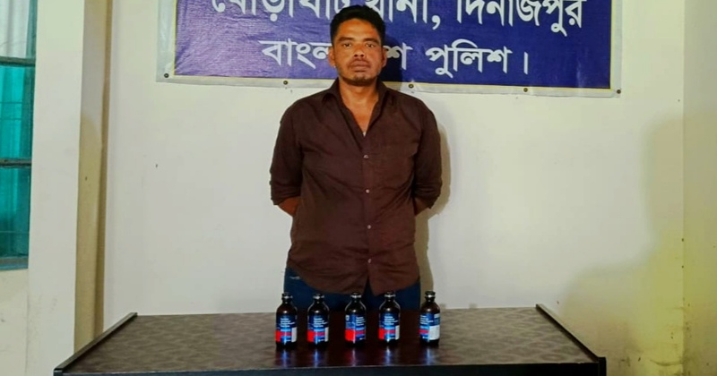 ঘোড়াঘাটে যাত্রীবাহী বাসে সেনাবাহিনী-পুলিশের তল্লাশি, ফেনসিডিলসহ গ্রেপ্তার ১