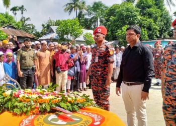নেএকোনা কেন্দুয়ায় রাষ্ট্রীয় মর্যাদায় চিরনিদ্রায় শায়িত ফায়ার ফাইটার শামীম আহমেদ (রুকেল)