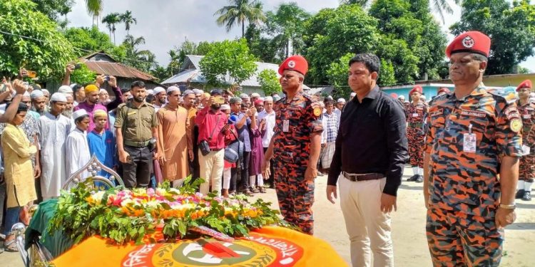 নেএকোনা কেন্দুয়ায় রাষ্ট্রীয় মর্যাদায় চিরনিদ্রায় শায়িত ফায়ার ফাইটার শামীম আহমেদ (রুকেল)