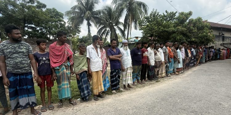 নওগাঁয় যুবদল নেতার নের্তৃত্বে মারপিটের ঘটনায় বিচার দাবিতে মানববন্ধন, থানায় মামলা