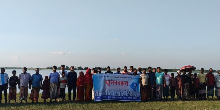 চাঁপাইনবাবগঞ্জে মহানন্দা নদীর ভাঙনরোধে স্থায়ী বাঁধ নির্মাণের  দাবিতে মানববন্ধন