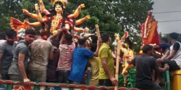 প্রতিমা বিসর্জনের মাধ্যমে শেষ হল ১বছরের জন্য শারদীয় দুর্গাপূজা।।