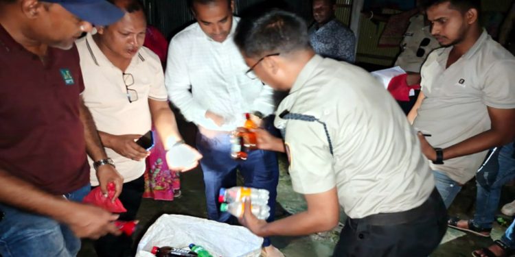 রাণীনগরে মাদকের আখড়ায় যৌথ অভিযানে ১৪০ বোতল চোলাই মদ উদ্ধার