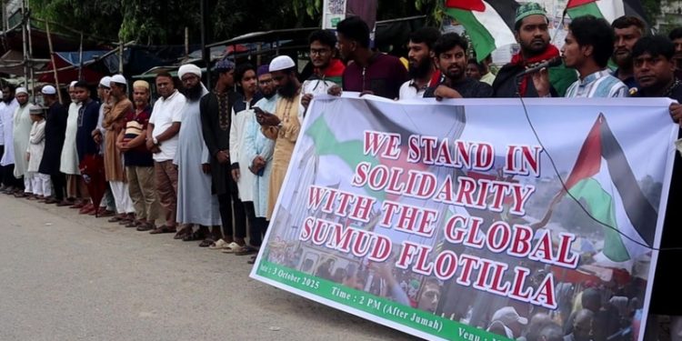 গাজামুখী গ্লোবাল সুমুদ ফ্লোটিলার নৌযানে হামলার প্রতিবাদে নওগাঁয় বিক্ষোভ