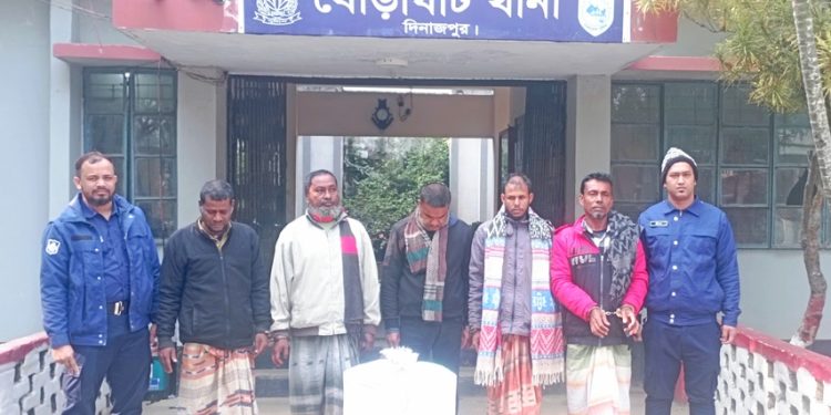 ঘোড়াঘাটে জুয়ার আসরে অভিযানে ছয় পুলিশ আহত, গ্রেপ্তার ৫,পরিস্থিতি নিয়ন্ত্রণে ফাঁকা গুলি