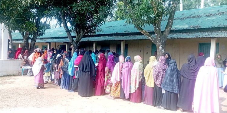 ঘোড়াঘাটে বিনামূল্যে বিশেষজ্ঞ চিকিৎসা, মেডিকেল ক্যাম্পে মানুষের ঢল