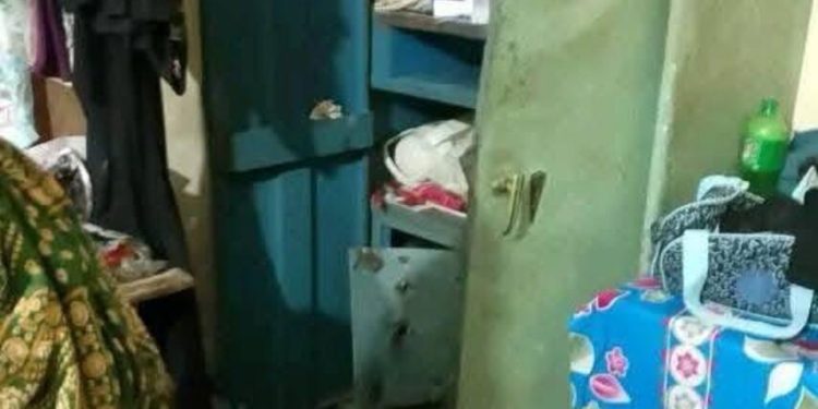 চৌদ্দগ্রামে দিনে-দুপুরে দুর্ধর্ষ চুরি নগদ টাকা, স্বর্ণালঙ্কার সহ ২৫ লক্ষাধিক টাকার মালামাল লুট