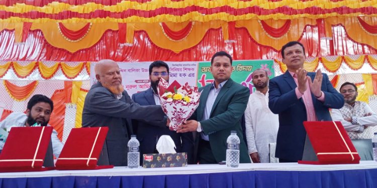 চৌদ্দগ্রামে করপাটি বালিকা বিদ্যালয়ের শিক্ষক শামীমা হকের রাজকীয় বিদায়ী সংবর্ধনা