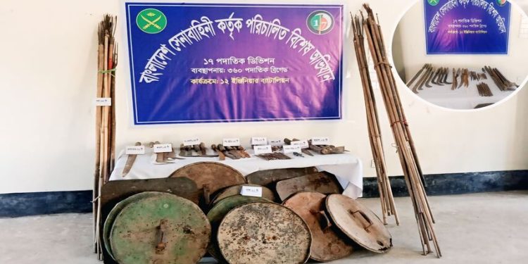 মধ্যনগরে আমজোড়া গ্রামে সেনাবাহিনীর বিশেষ অভিযানে বিপুল পরিমানে দেশীয় অস্ত্র উদ্ধার।